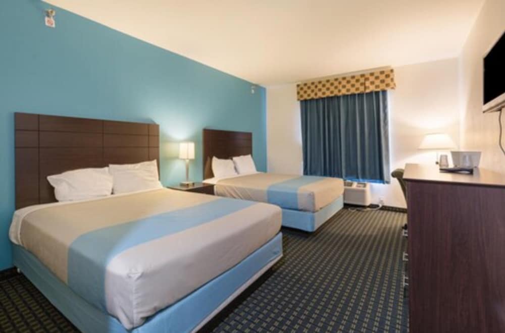 Standard Room, 2 Queen Beds - Photo 4