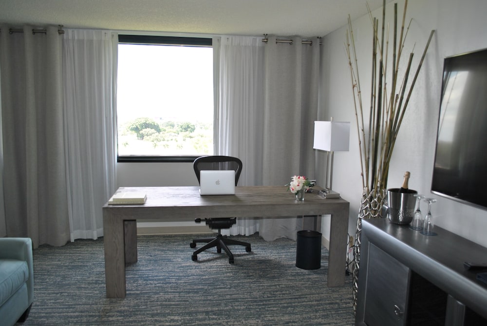 Club Suite, 1 Bedroom - Photo 4