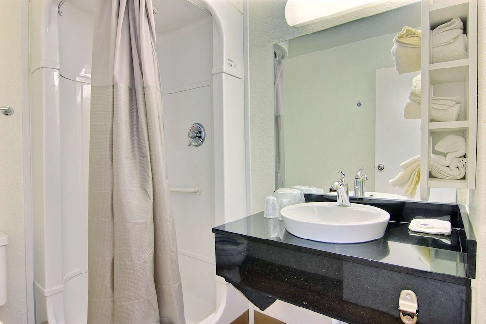 Standard Room, 2 Double Beds, Non Smoking, Refrigerator & Microwave photo 3