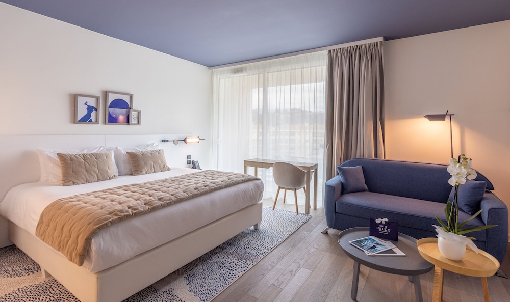 Suite, 1 King Bed - Photo 13