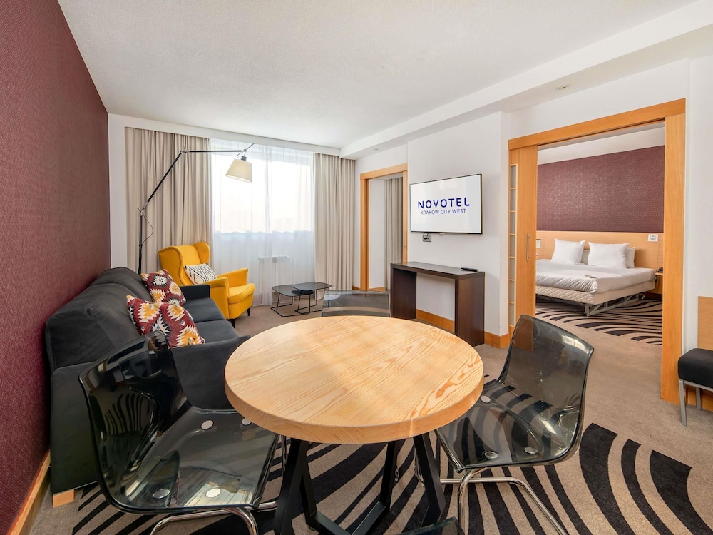 Suite, 1 King Bed with Sofa bed photo 3