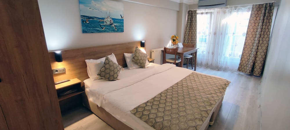 Standard Studio Suite, Multiple Beds photo 2
