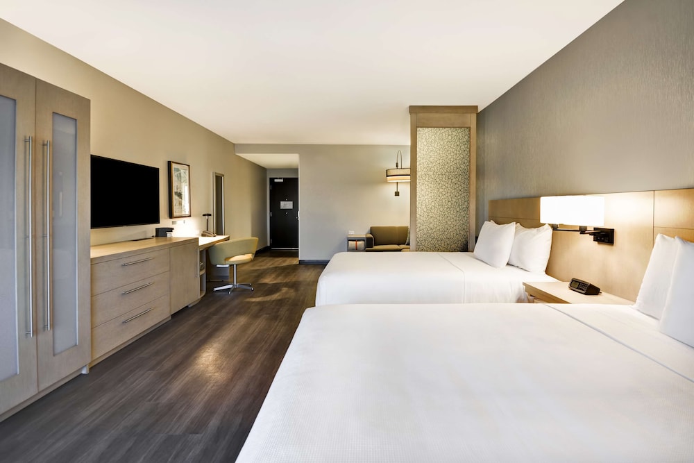 Room, Multiple Beds (High Floor) - Photo 2