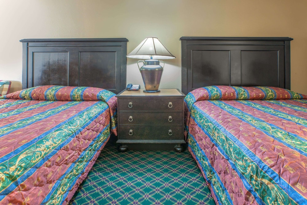 Room, 2 Queen Beds, Smoking - Photo 3