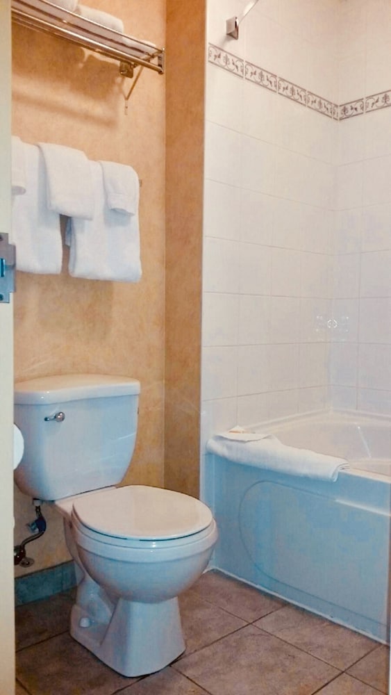 Room, 2 Bedrooms, Lake View (South Lakeview) - Photo 3