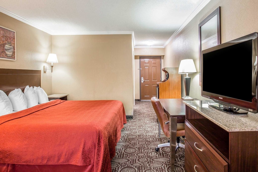 Standard Room, 1 King Bed, Non Smoking - Photo 5