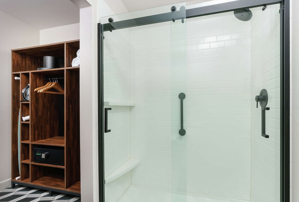 Room, 1 King Bed, Accessible (Mobility & Hearing, Roll-in Shower) thumbnail 5