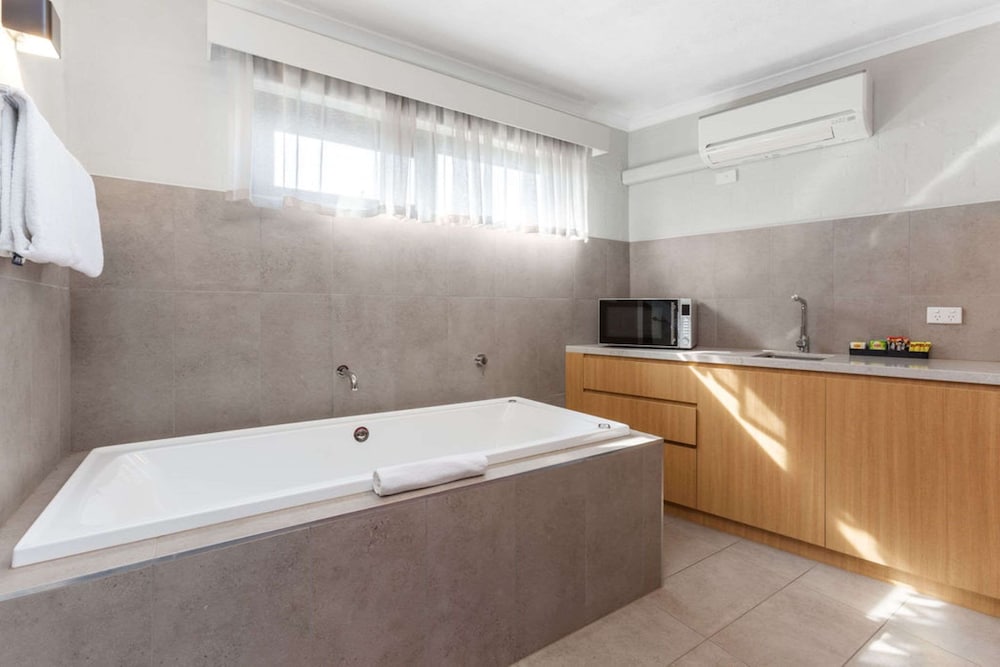 Suite, 1 King Bed, Non Smoking, Kitchenette photo 3