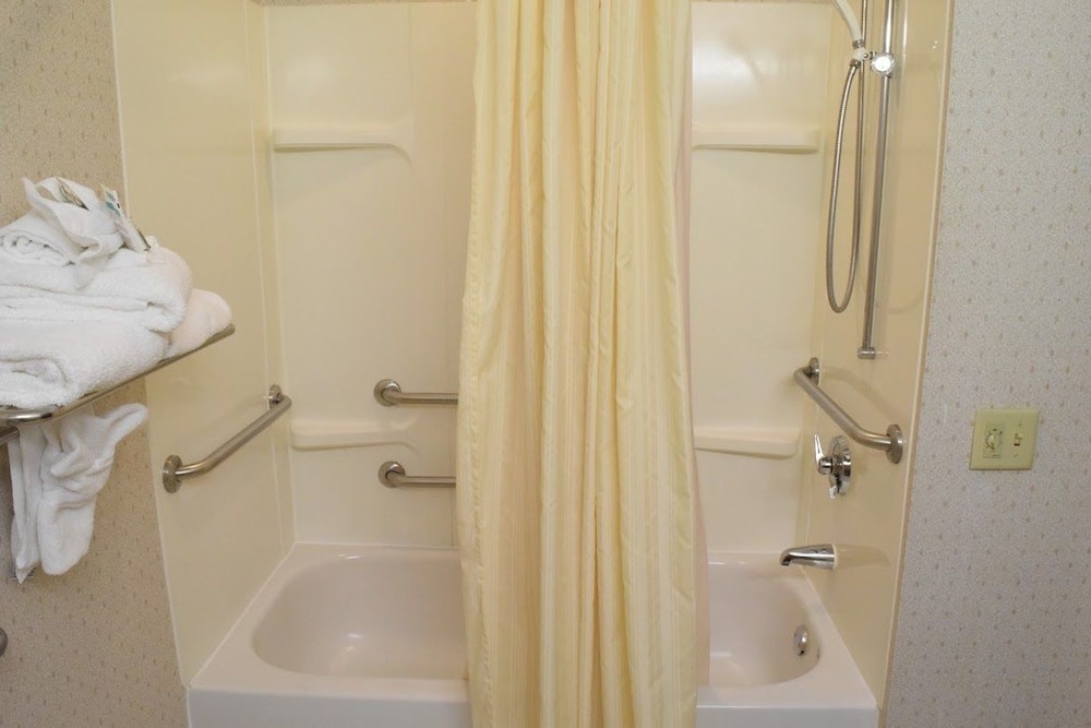 Basic Room, 1 Queen Bed, Accessible photo 2