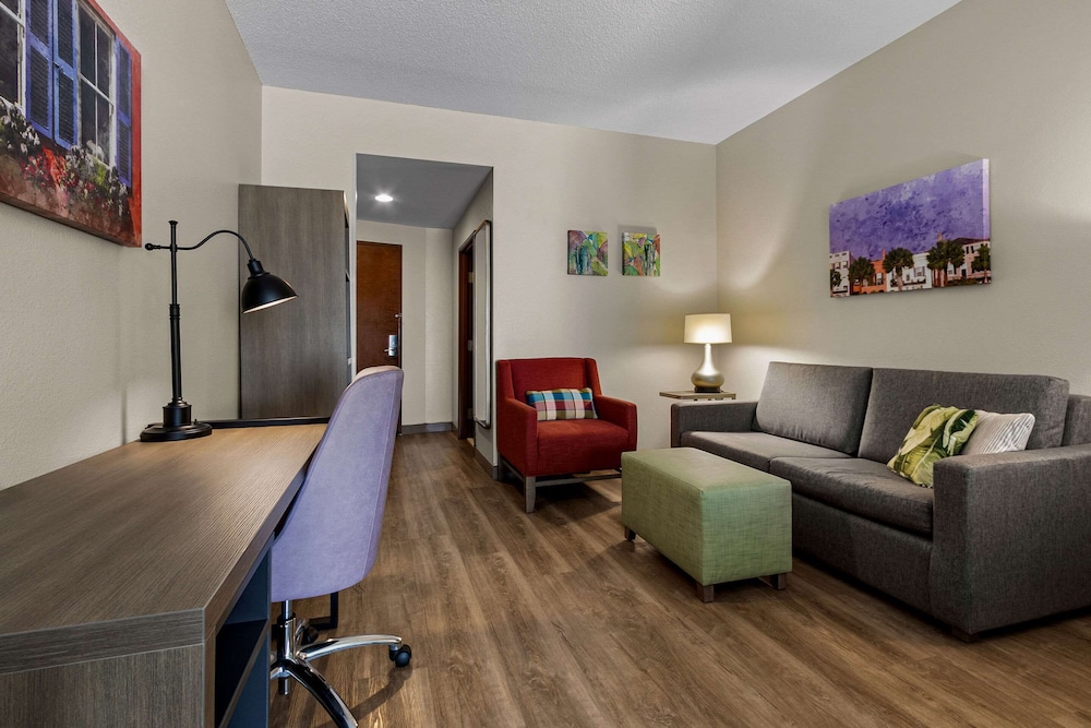 Suite, Non Smoking (2 Queen Beds and 1 Double Sofa Bed) - Photo 3