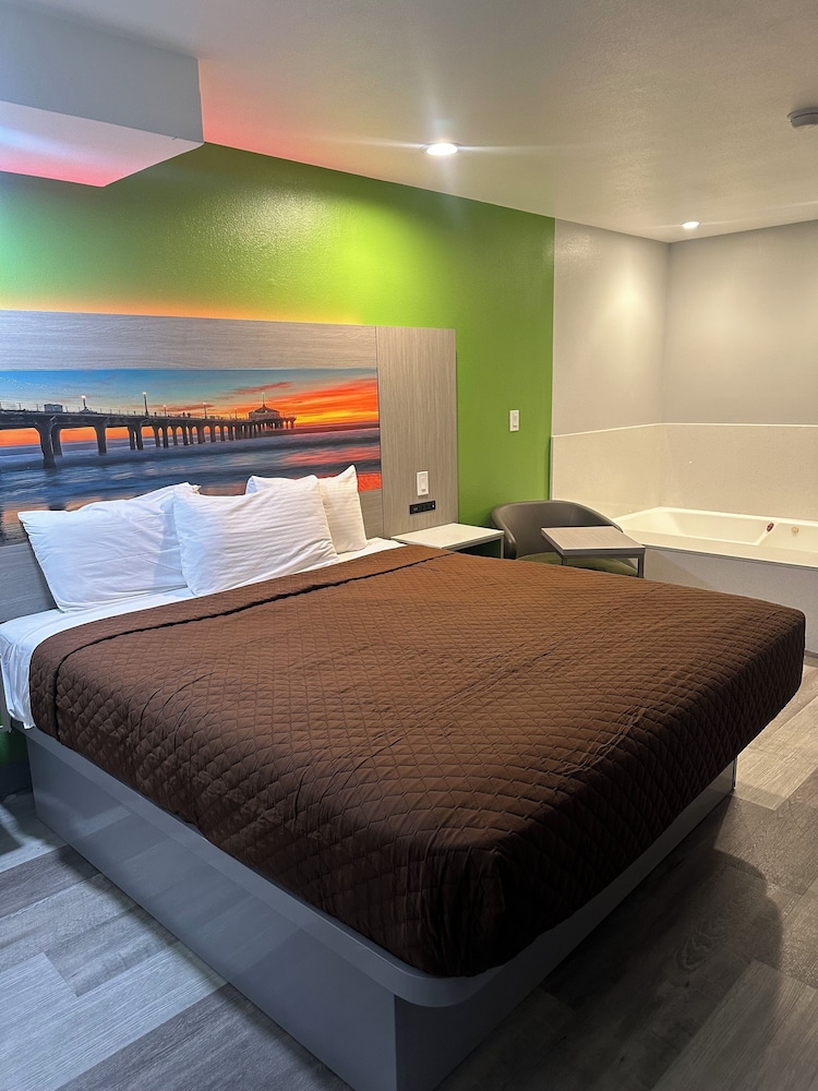 Romantic Room, 1 King Bed, Jetted Tub photo 3