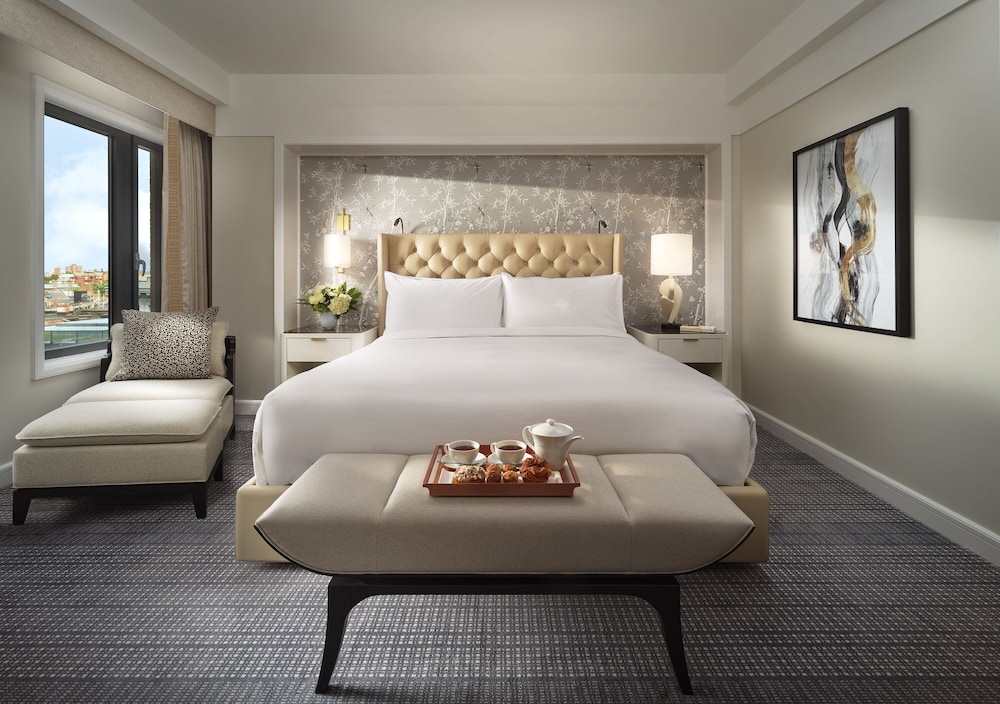 Suite, 1 King Bed, Corner (Back Bay)