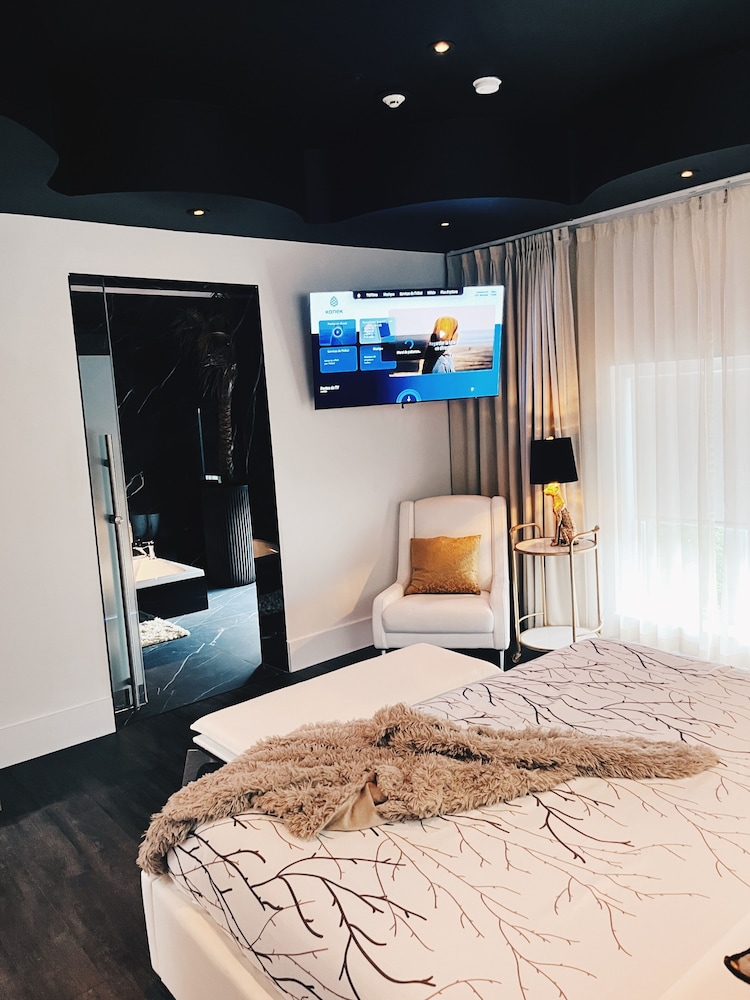 Executive Penthouse, King size bed & Jacuzzi - Photo 2