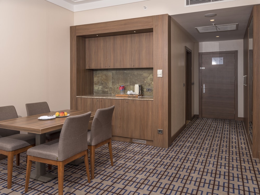 Suite, 1 Queen Bed