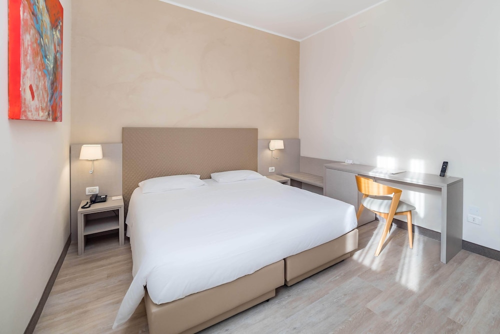 Standard Double or Twin Room - Photo 4