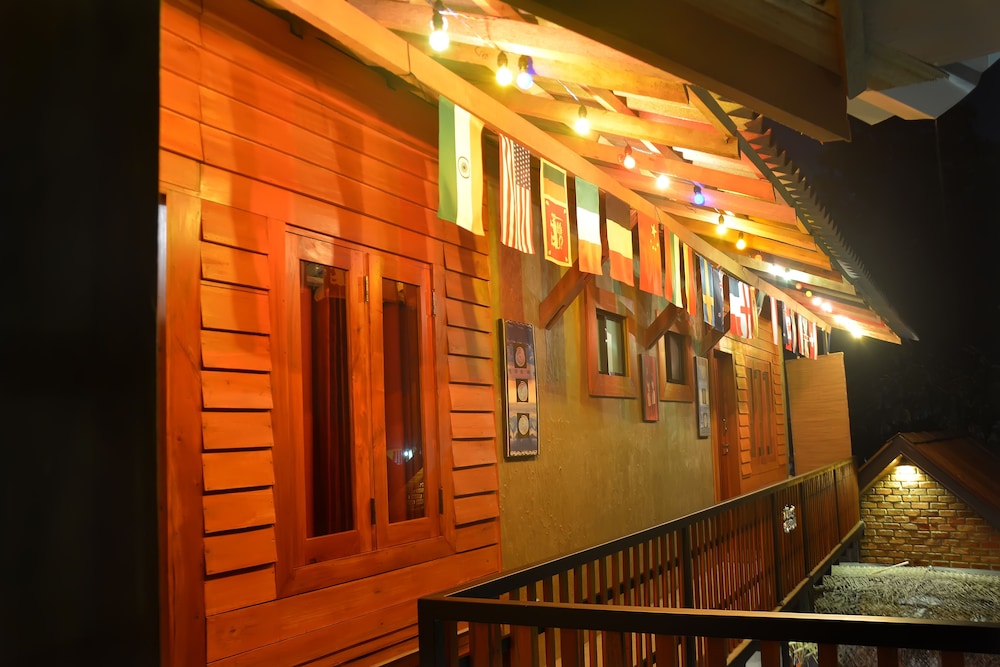 Deluxe King Room - Photo 9