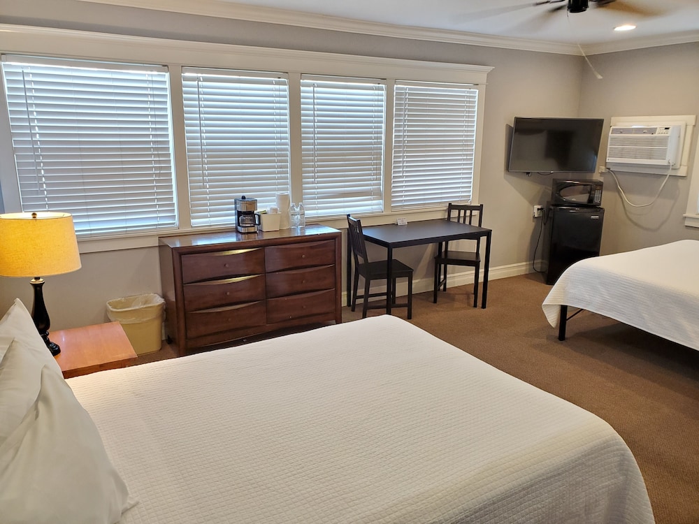 Standard Room, 2 Double Beds photo 3