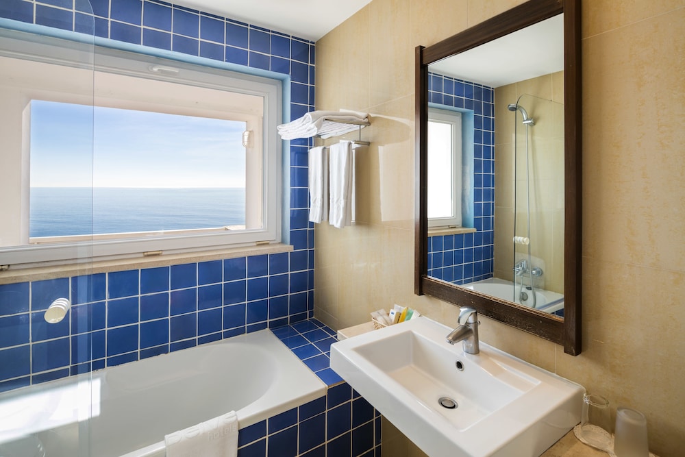 Double or Twin Room, Sea View - Photo 3