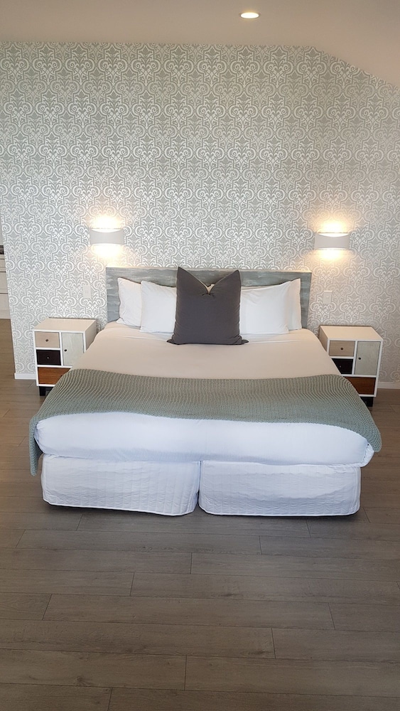 Premium Studio Suite, 1 King Bed, Beachfront photo 3