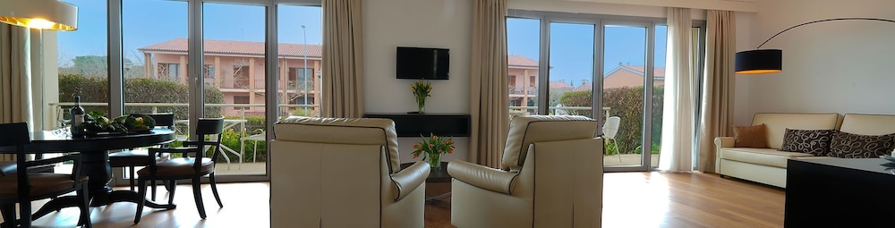 Family Room - Photo 2