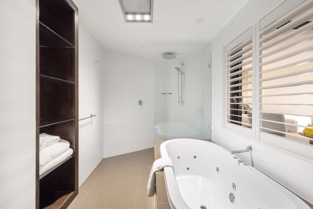 Premier Room, Jetted Tub thumbnail 6
