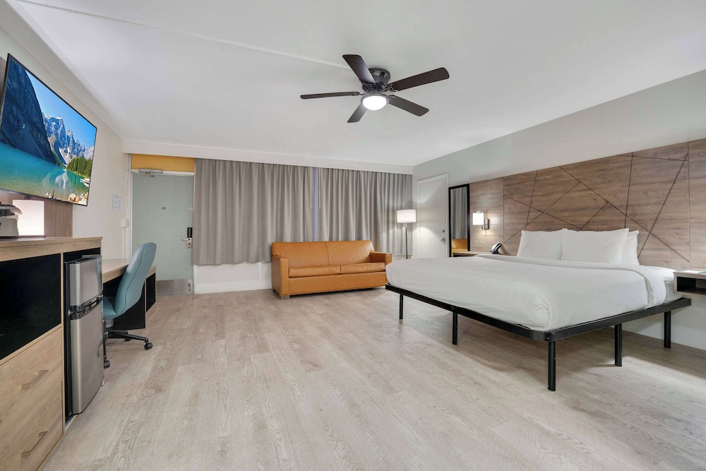 Suite, 1 King Bed, Non Smoking, Hot Tub - Photo 13