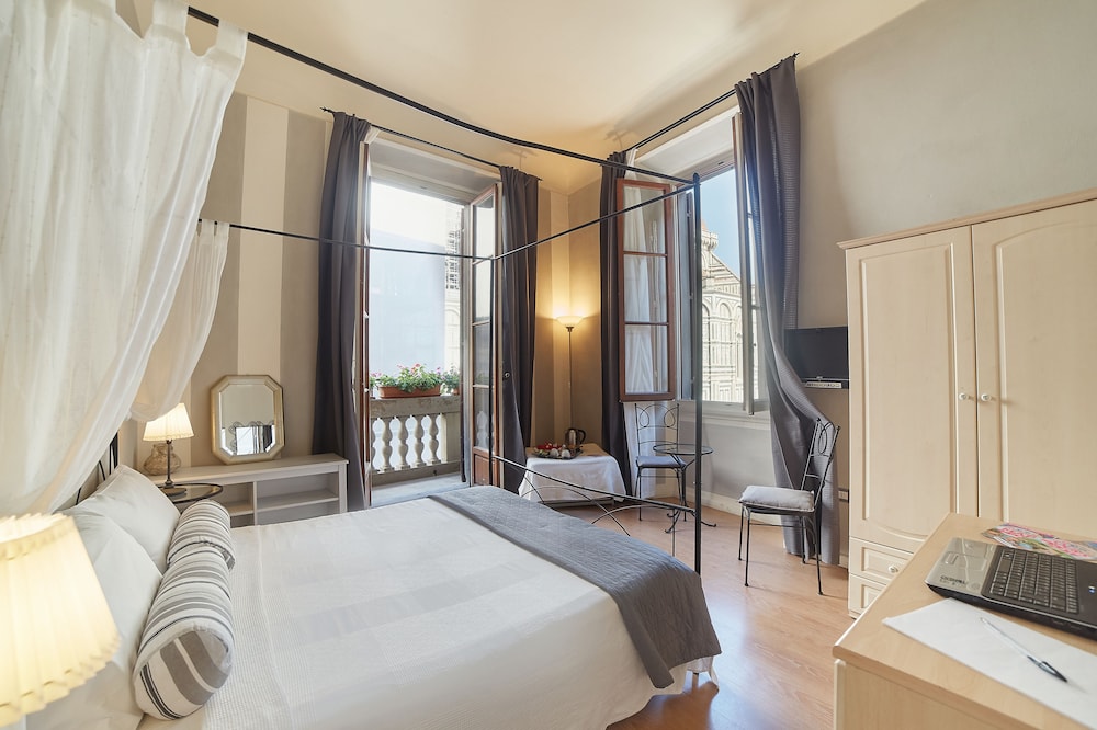 Deluxe Double Room, Non Smoking, Ensuite (Vista Duomo) photo 2