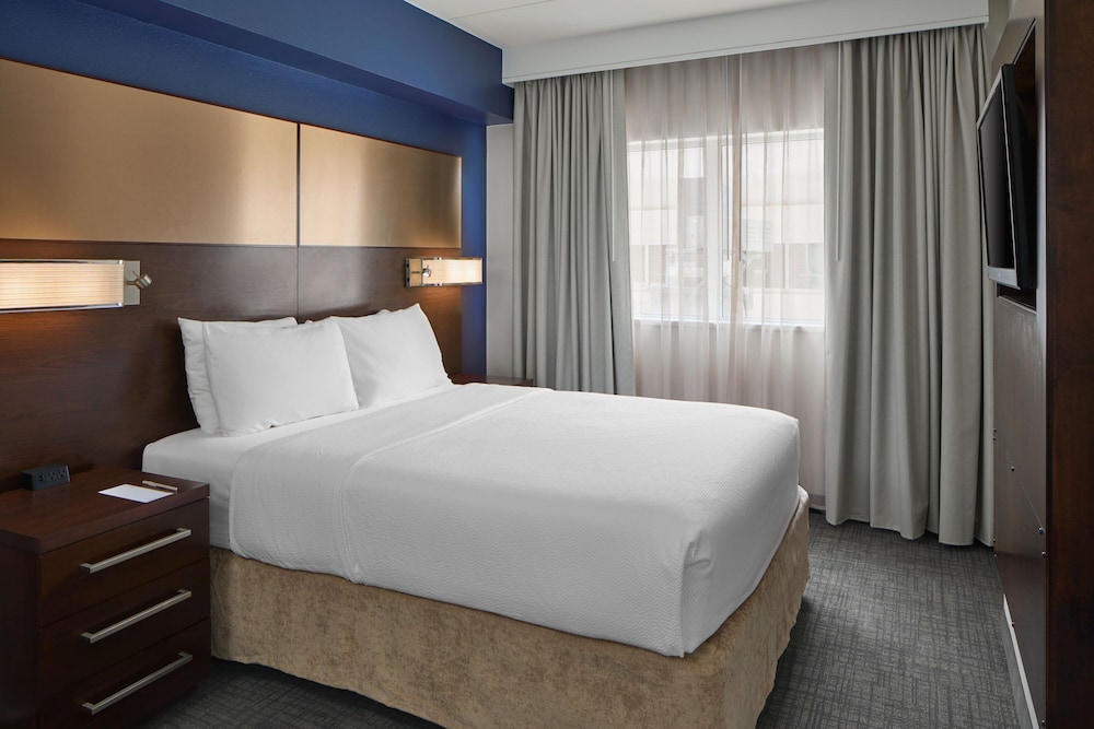 Suite, 1 Bedroom (Mobility/Hearing Access, Roll-In Shwr) photo 2