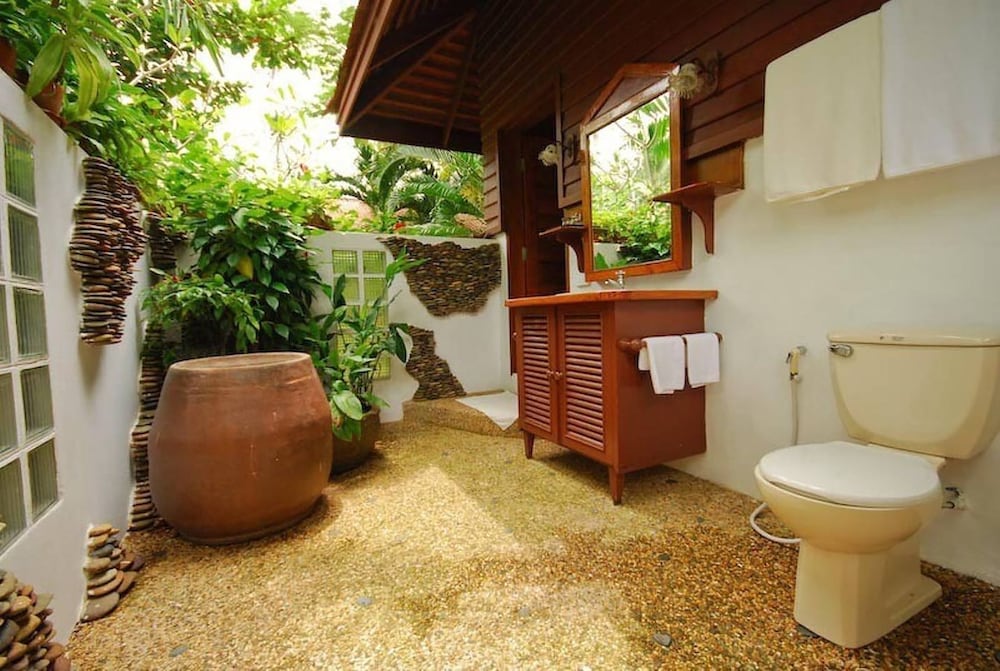 Bungalow Honeymoon Beachfront, Free Round-trip Boat Transfer photo 2