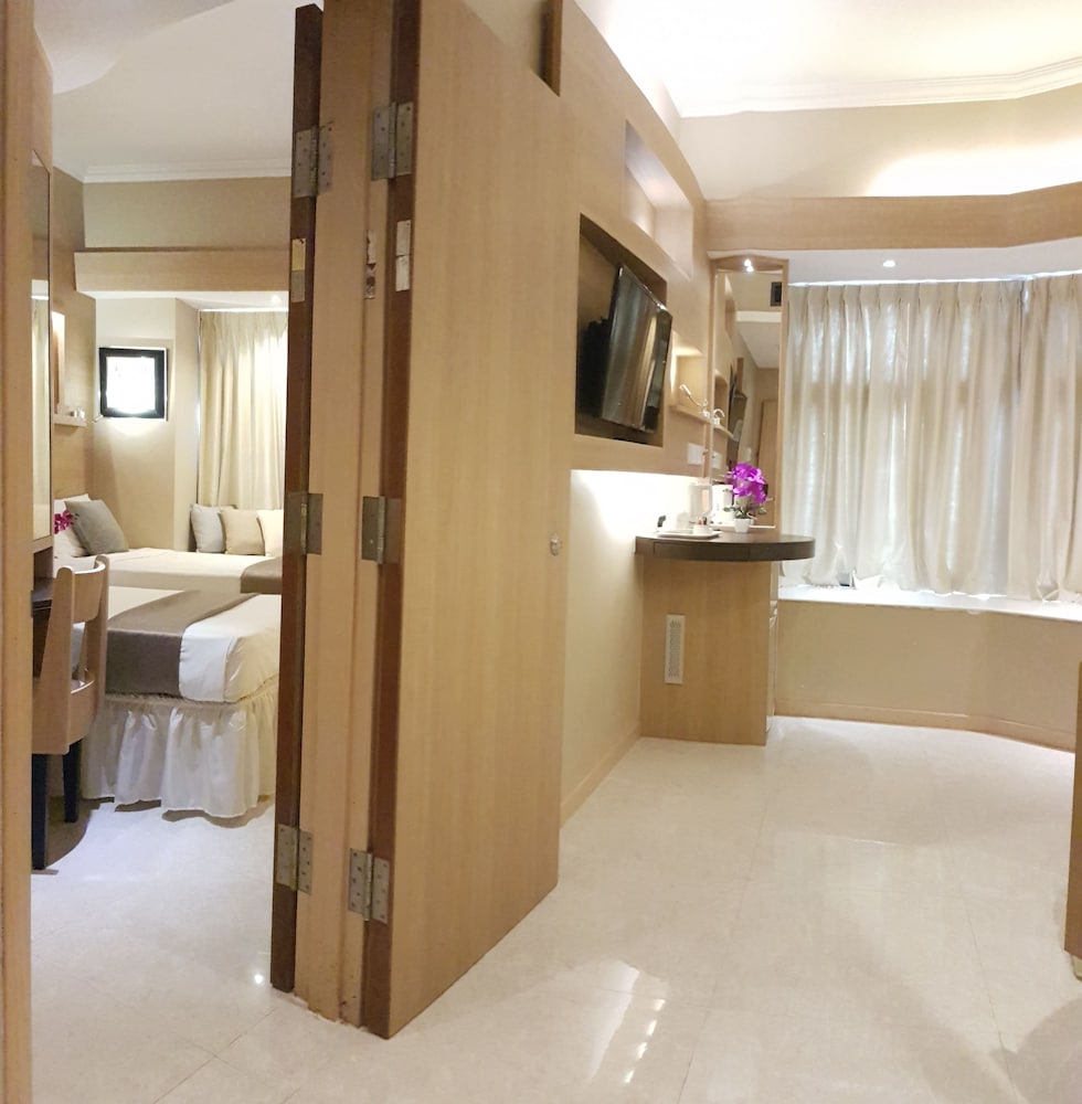 Room, Connecting Rooms (1 Queen Bed & 2 Single Beds) photo 1