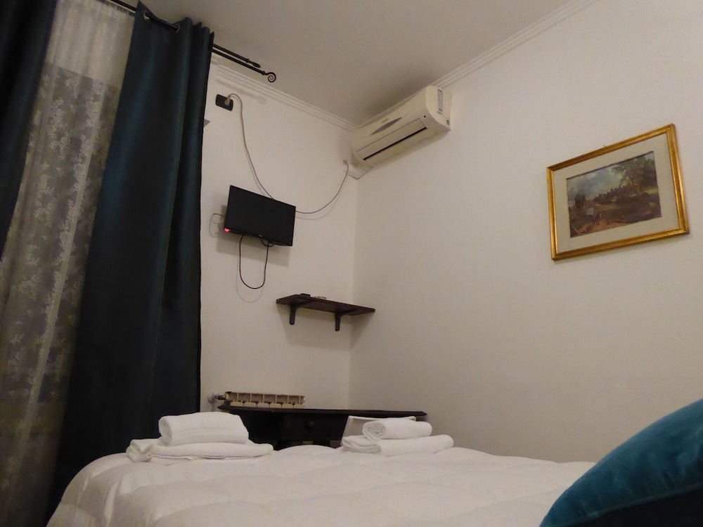 Economy Single Room, 1 Large Twin Bed, Private Bathroom