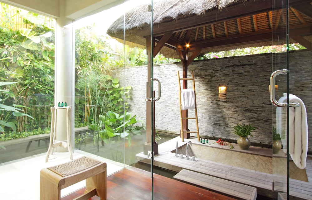 5BR Luxury Villa | Two Infinity-edged Pool, Tennis Court, Beachfront, Full Service, Chef photo 2