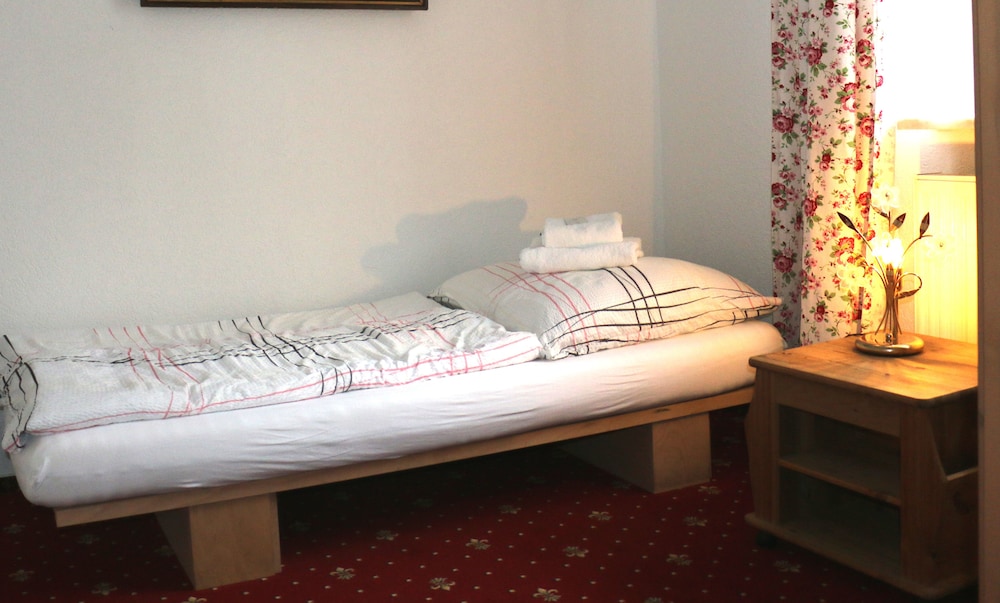 Economy Double Room, 2 Twin Beds photo 2