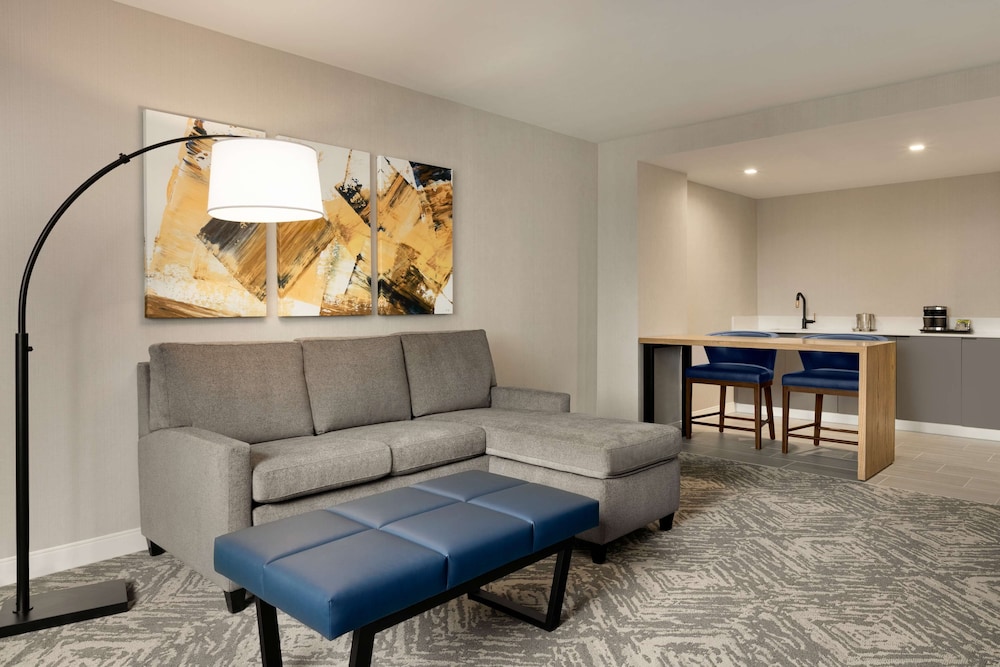 Suite, 1 King Bed, Accessible, Bathtub (Mobility & Hearing, 2 Rooms) - Photo 3