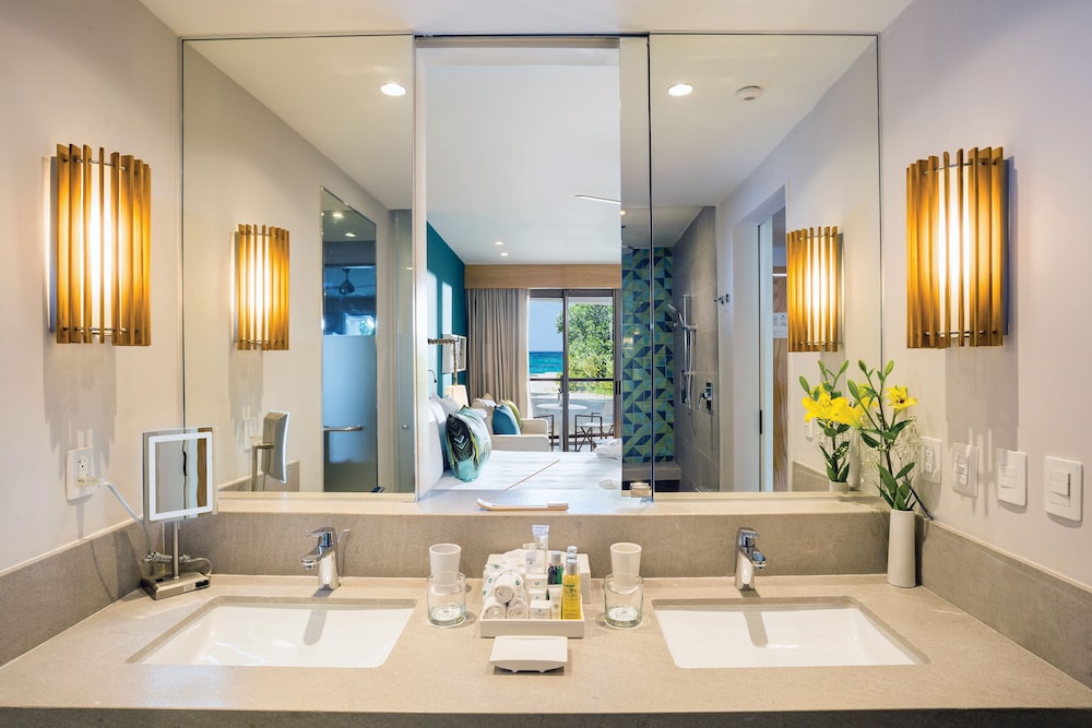 Junior Suite Partial Ocean View King