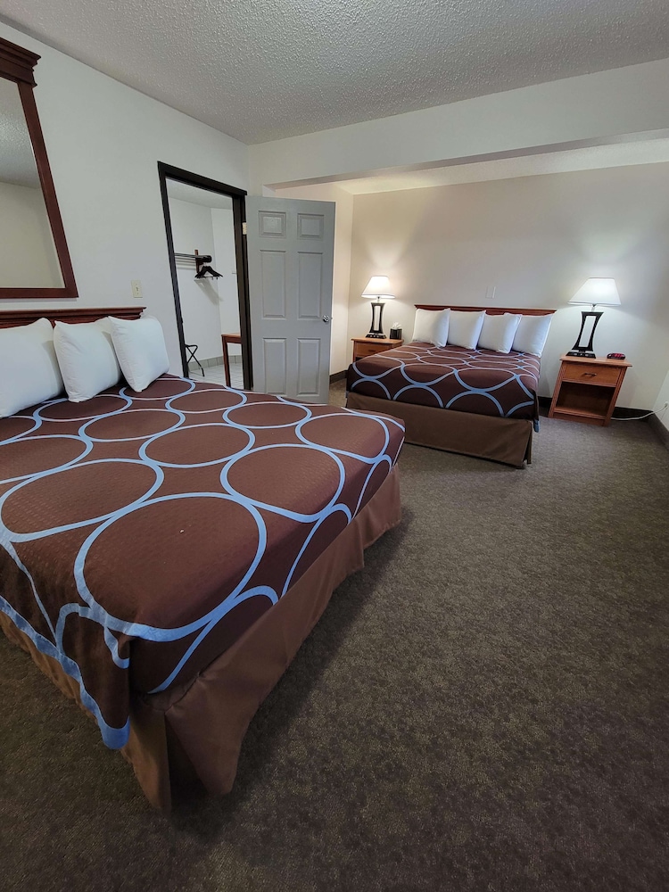 Standard Room, Multiple Beds, Non Smoking, Refrigerator & Microwave - Photo 2