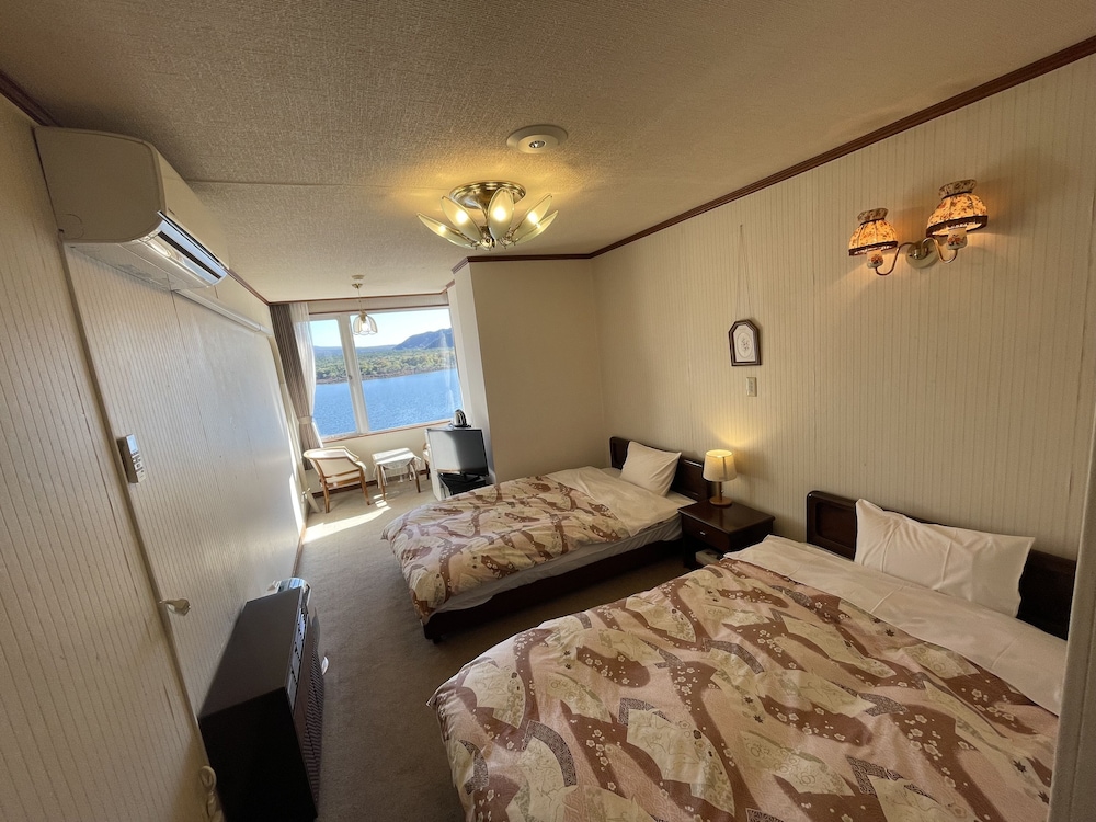 Western Style Room with Lake & Mountain View, Non Smoking - Photo 1