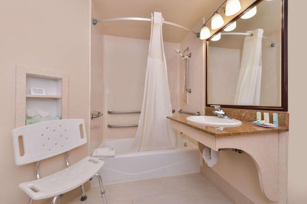 Premium Room, 1 Queen Bed, Non Smoking - Photo 7