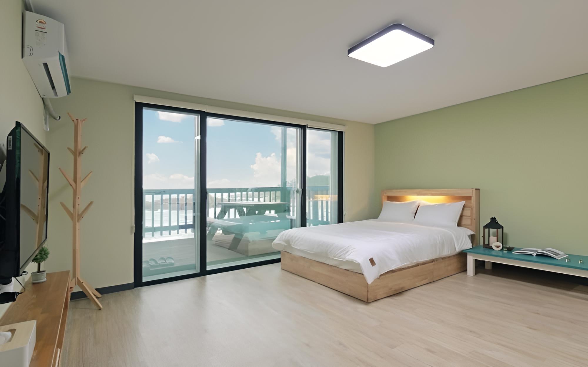 Room (2-C) - Photo 1