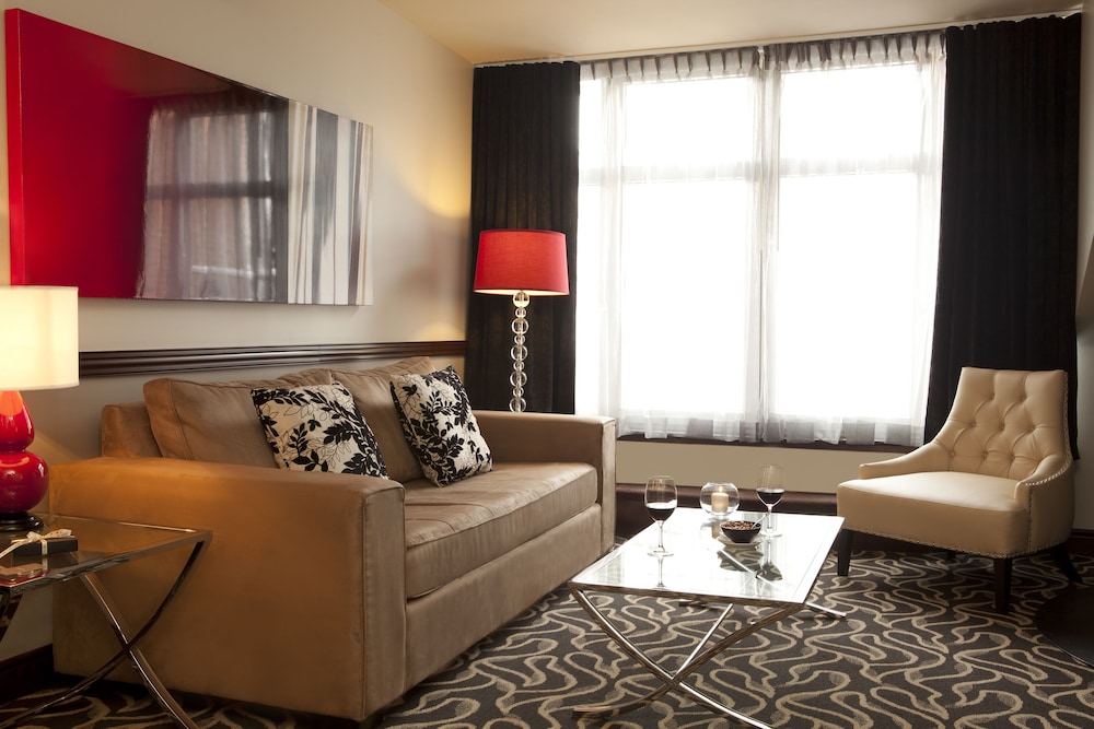 Suite, 1 King Bed With Sofa Bed, Courtyard View (Deluxe King Suite) photo 3