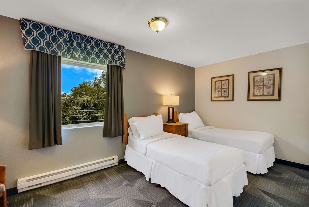 Suite, Multiple Beds, Non Smoking, Refrigerator & Microwave photo 2