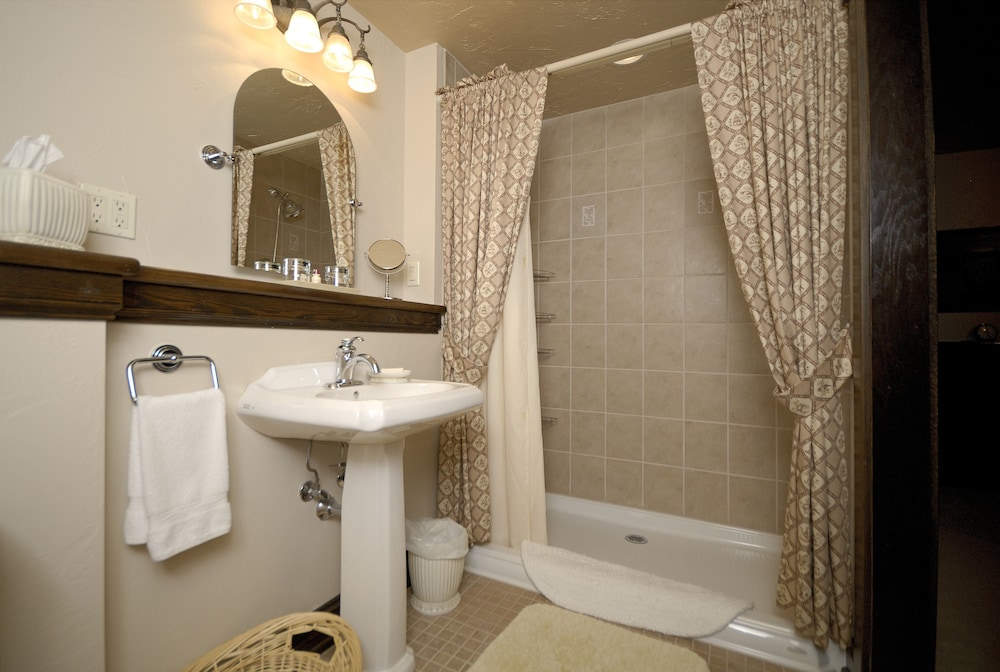 Premium Suite, 1 Queen Bed (The Tapestry Suite) photo 2