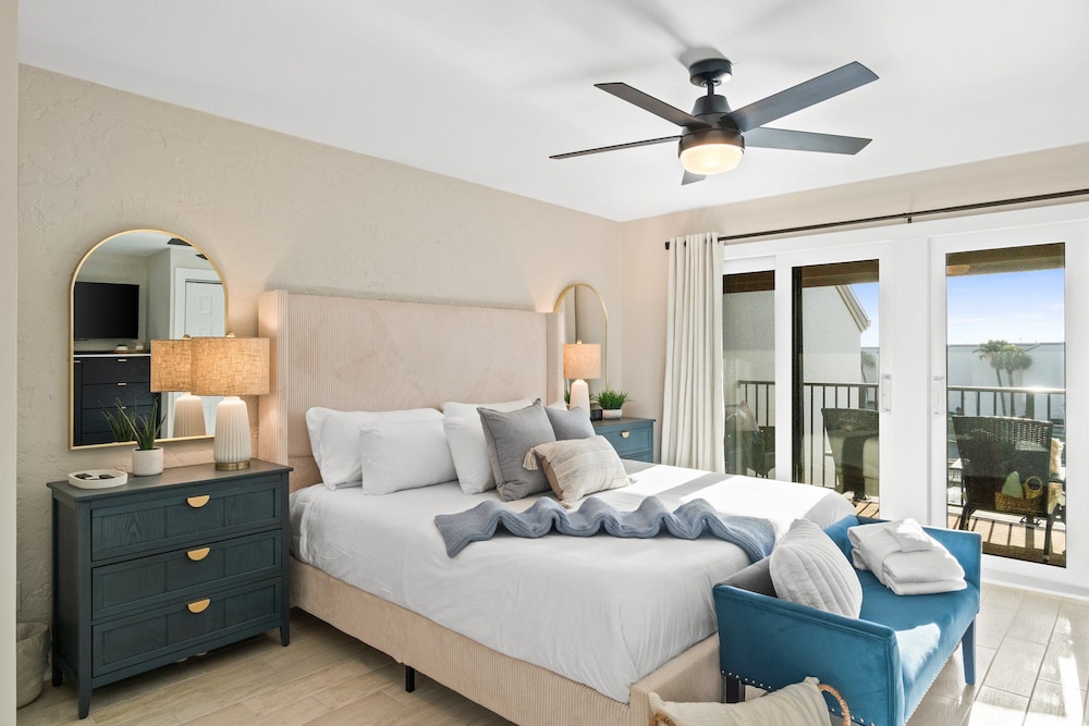 Condo, 4 Bedrooms, Balcony, Beachside (A17)