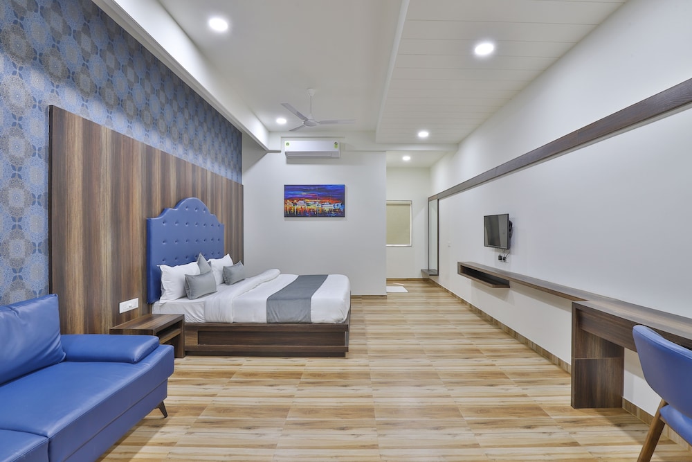 Suite - Photo 1