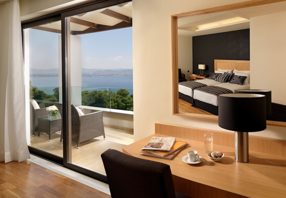 Deluxe Suite, 1 King Bed, Sea View (Junior, Private Pool) photo 2