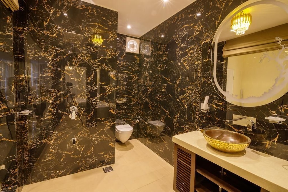 Superior Bath Tub Room With Balcony & Pool View photo 2