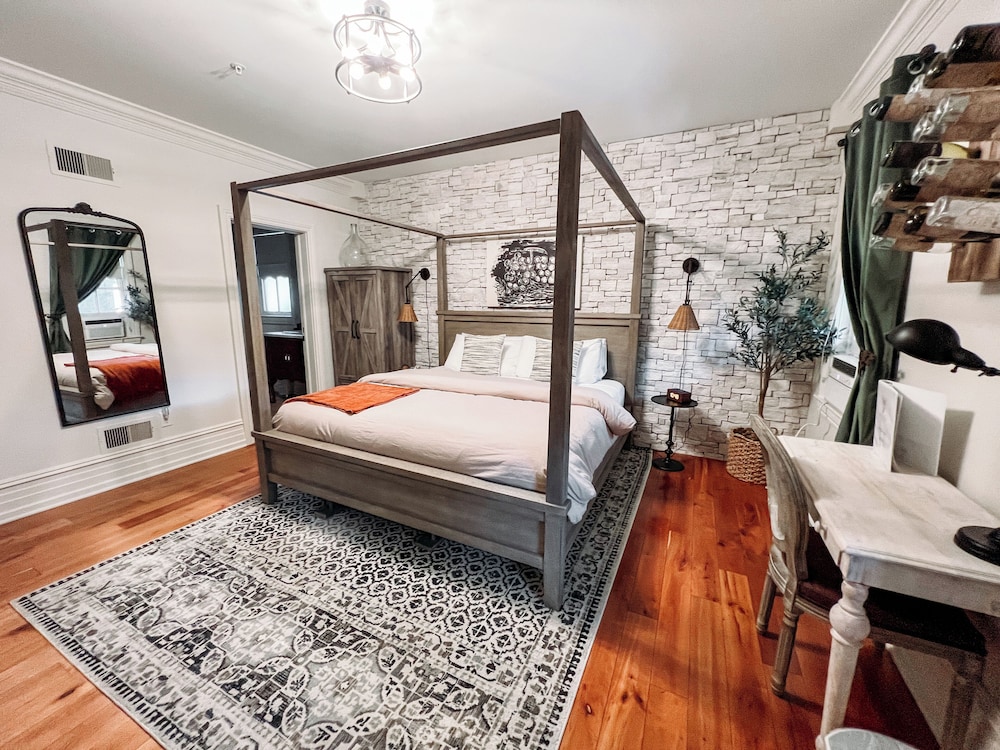 Standard Suite, 1 King Bed photo 1