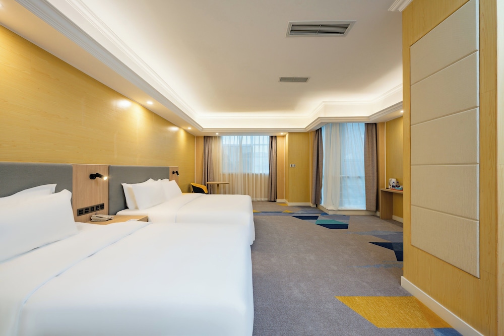 Standard Room, Multiple Beds - Photo 1