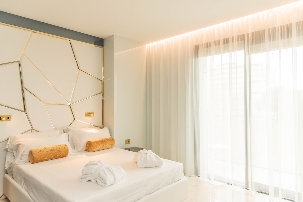 Superior Double Room, 1 King Bed, Balcony, Partial Sea View