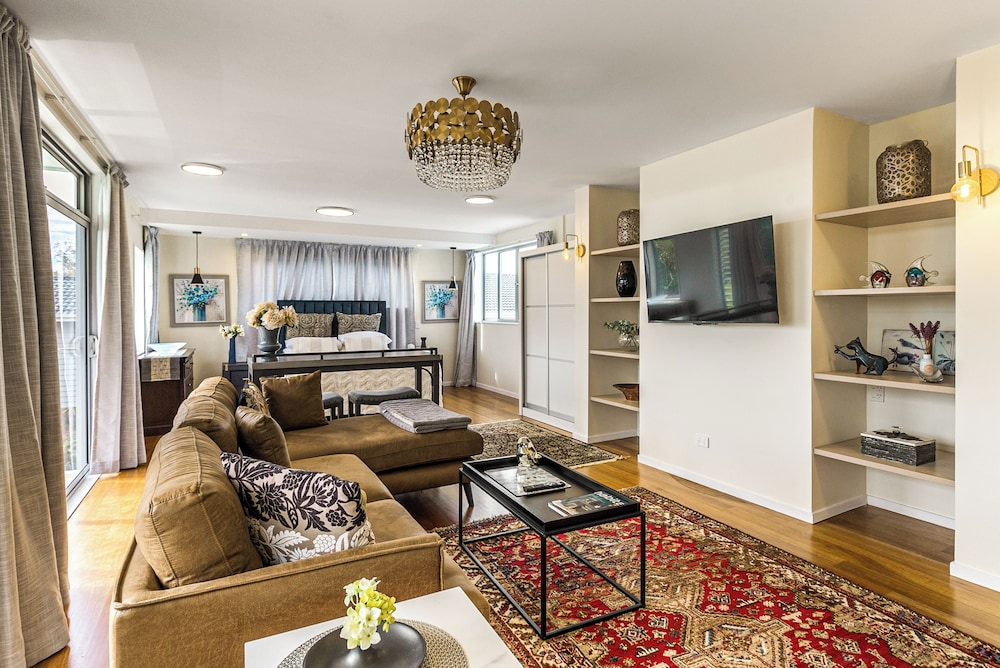 Executive Suite - Photo 1